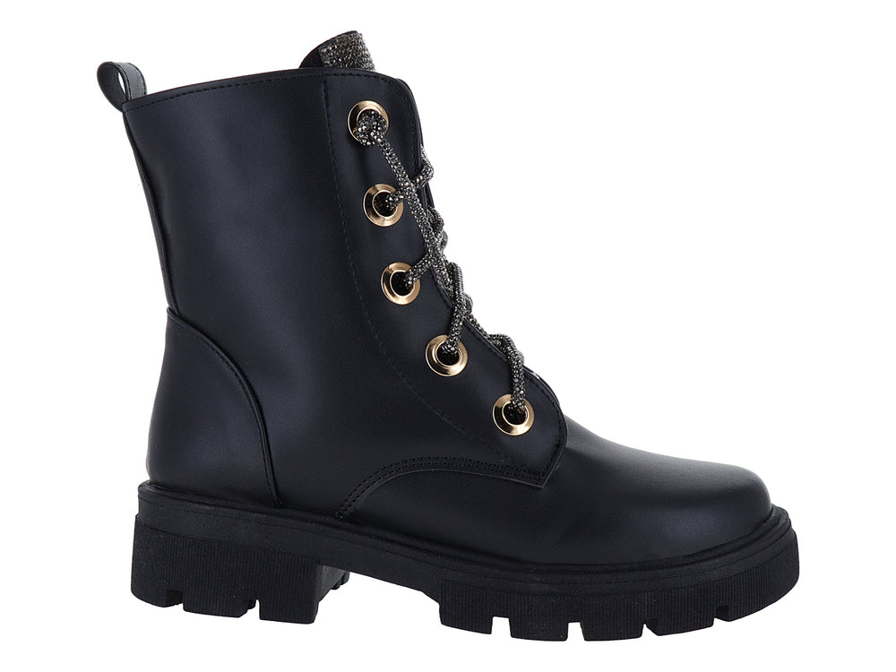 Bota negra con suela track, detalles brillantes en el cuello y ojetes dorados.