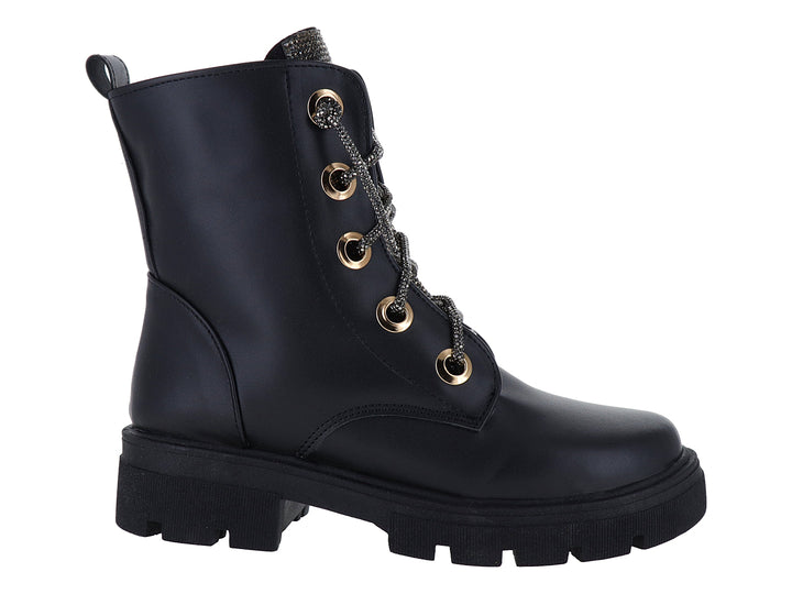 Bota negra con suela track, detalles brillantes en el cuello y ojetes dorados.