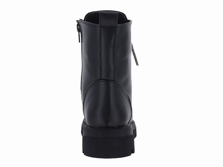 Bota negra con suela track, detalles brillantes en el cuello y ojetes dorados.