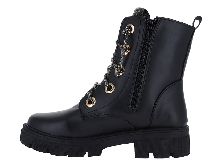 Bota negra con suela track, detalles brillantes en el cuello y ojetes dorados.