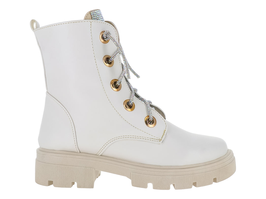 Bota blanca con suela track, ojillos dorados y agujetas con brillo.