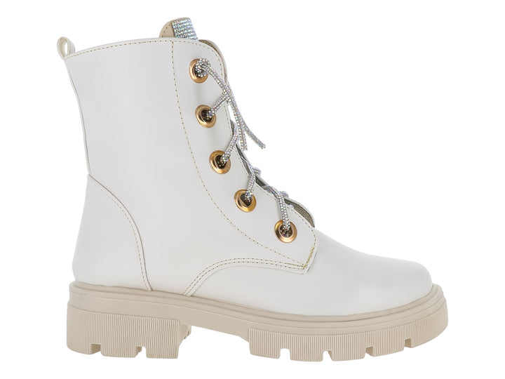 Bota blanca con suela track, ojillos dorados y agujetas con brillo.