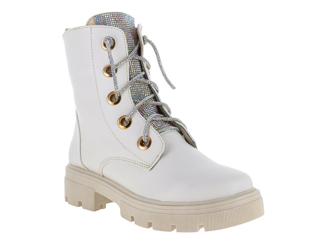 Bota blanca con suela track, ojillos dorados y agujetas con brillo.