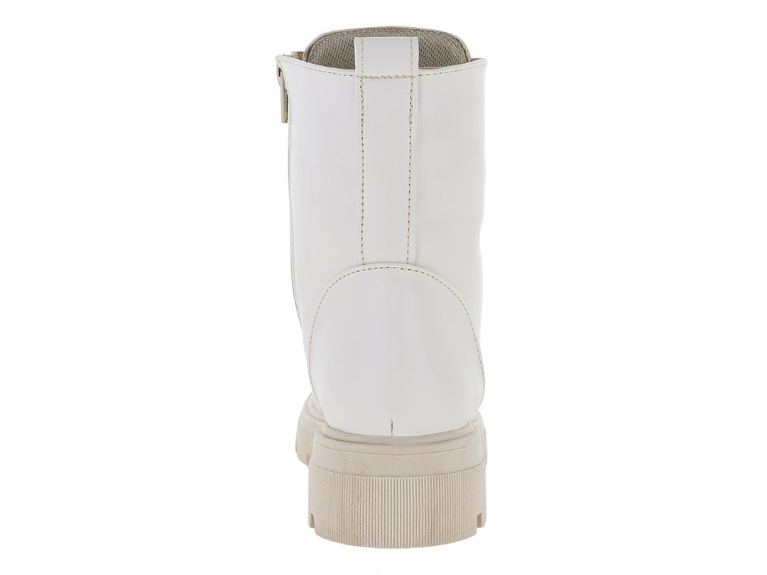 Bota blanca con suela track, ojillos dorados y agujetas con brillo.