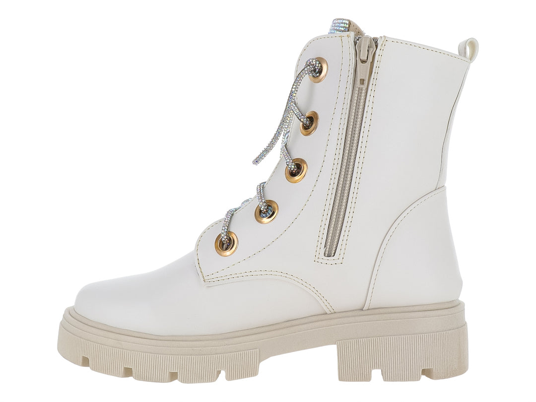 Bota blanca con suela track, ojillos dorados y agujetas con brillo.