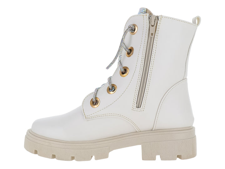 Bota blanca con suela track, ojillos dorados y agujetas con brillo.