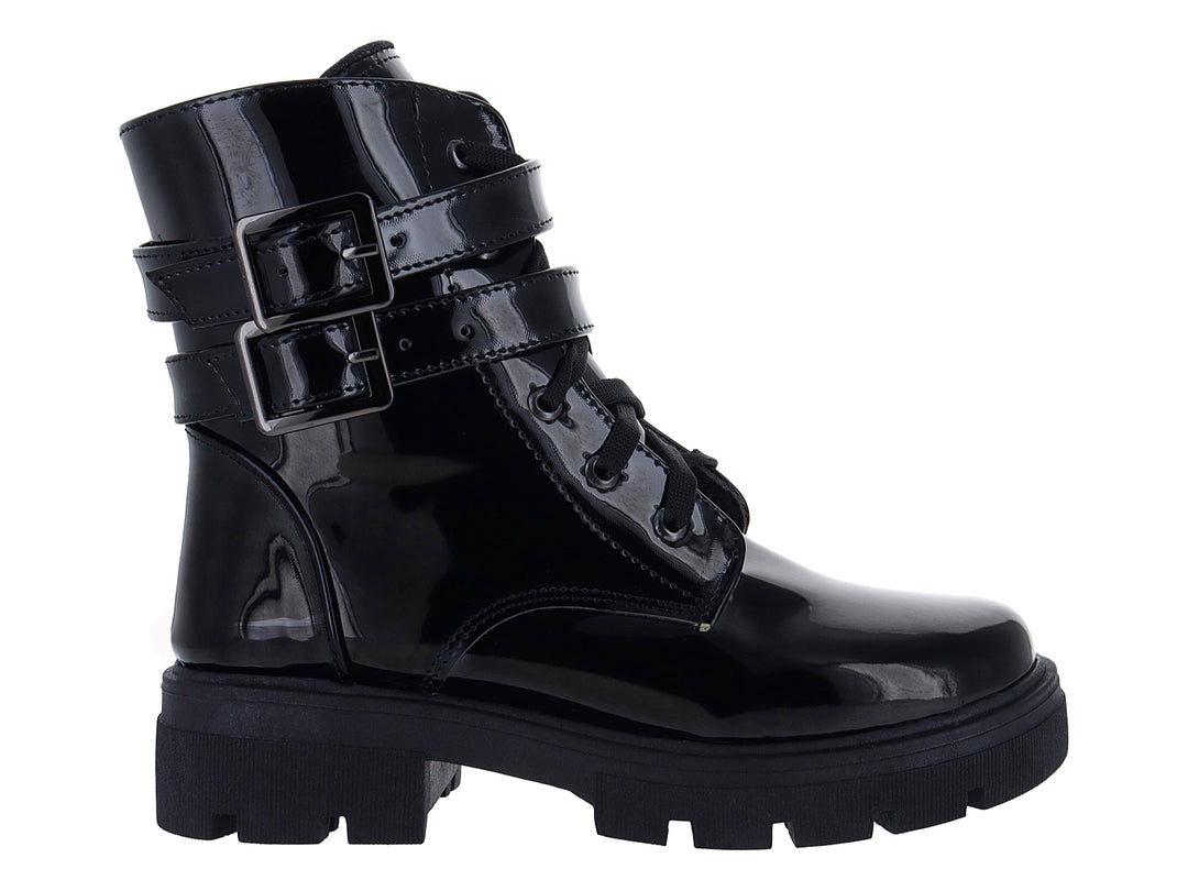 Bota negra de charol brillante con suela track y hebillas decorativas.