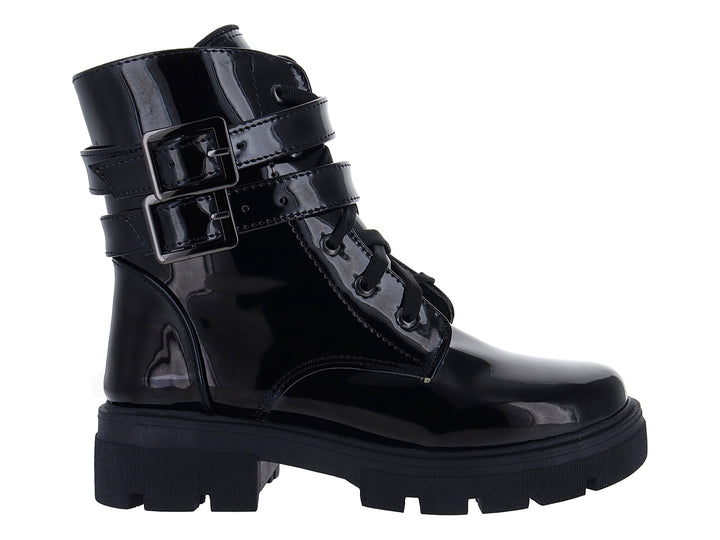 Bota negra de charol brillante con suela track y hebillas decorativas.