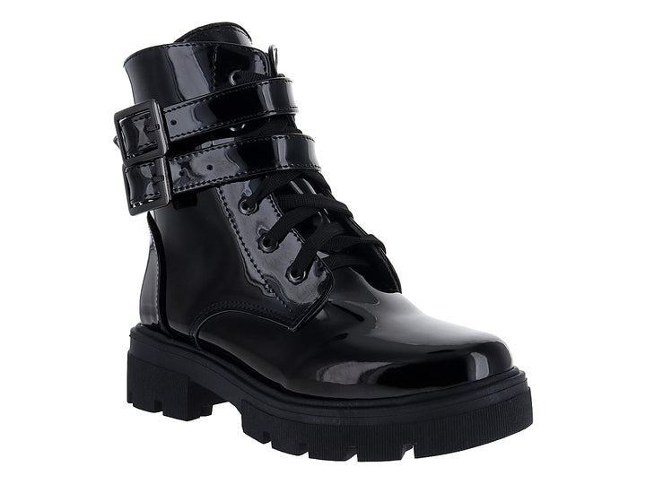 Bota negra de charol brillante con suela track y hebillas decorativas.