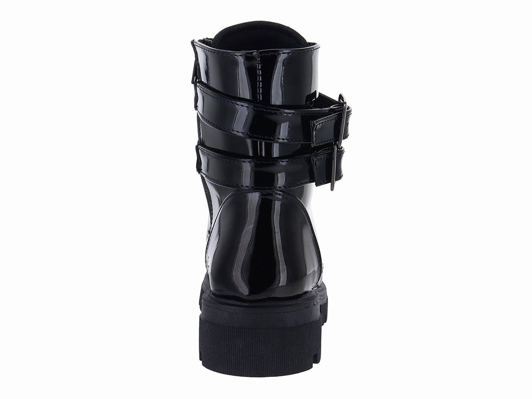 Bota negra de charol brillante con suela track y hebillas decorativas.