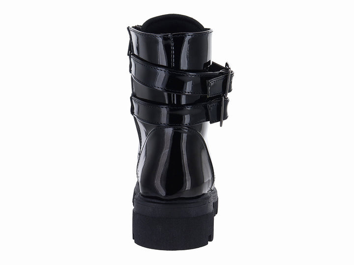 Bota negra de charol brillante con suela track y hebillas decorativas.