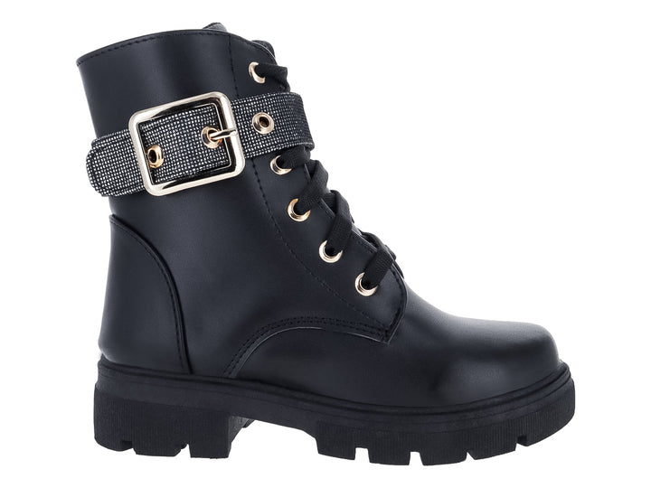 Bota negra con suela track, agujetas y correa con hebilla dorada y detalles brillantes.