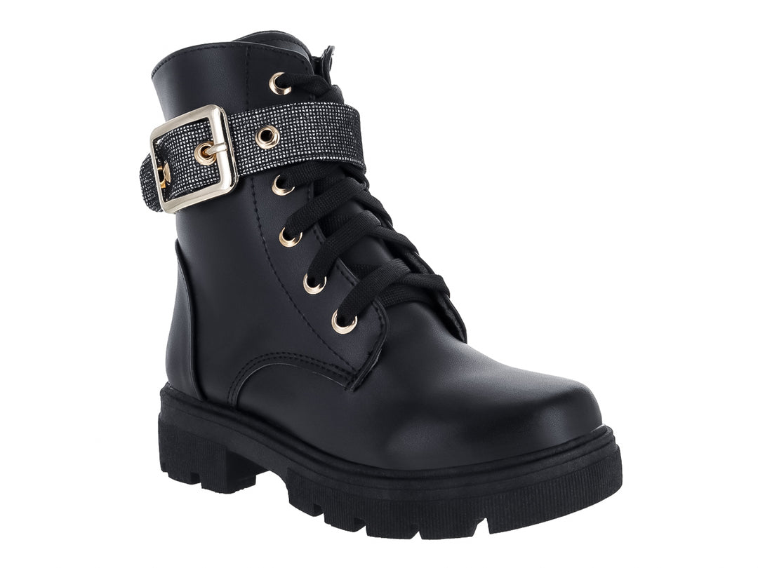 Bota negra con suela track, agujetas y correa con hebilla dorada y detalles brillantes.