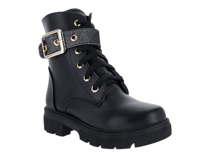 Bota negra con suela track, agujetas y correa con hebilla dorada y detalles brillantes.