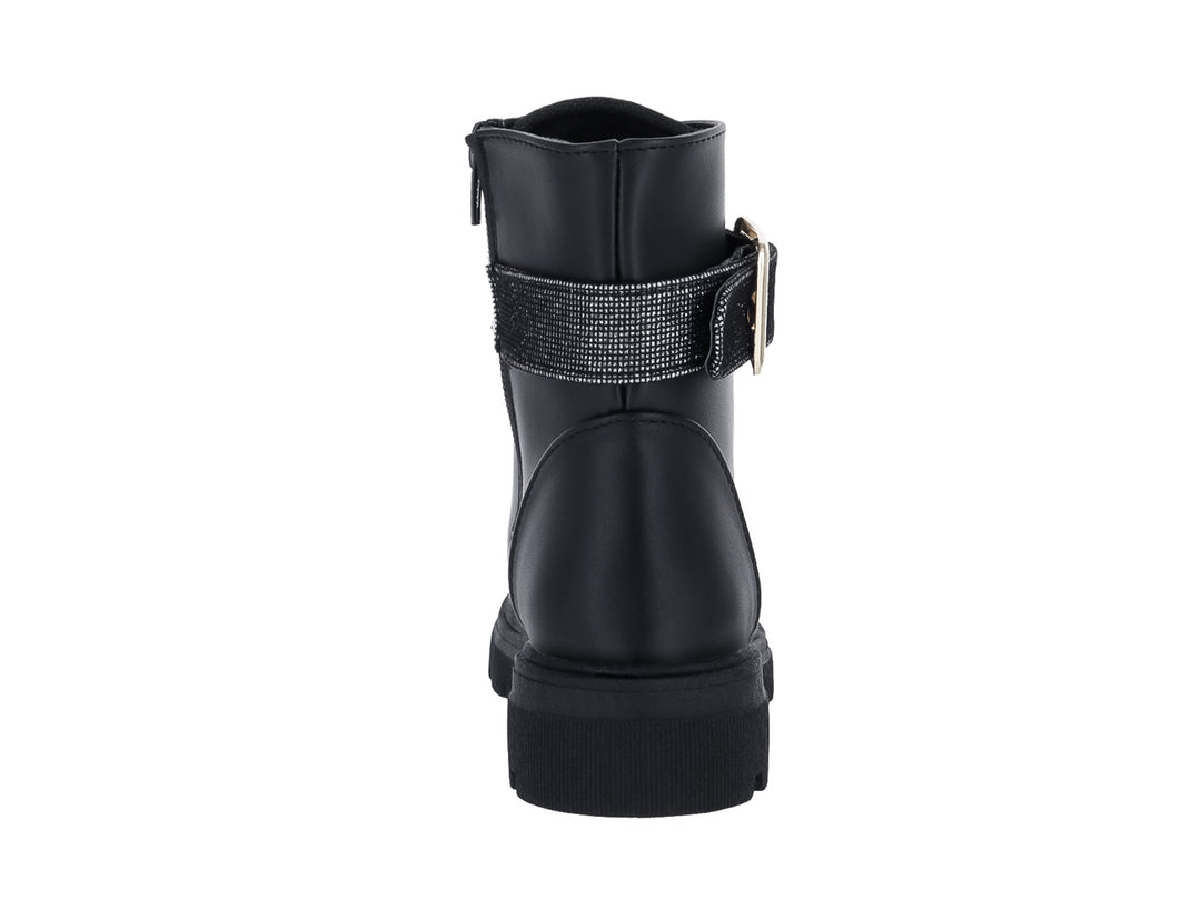 Bota negra con suela track, agujetas y correa con hebilla dorada y detalles brillantes.