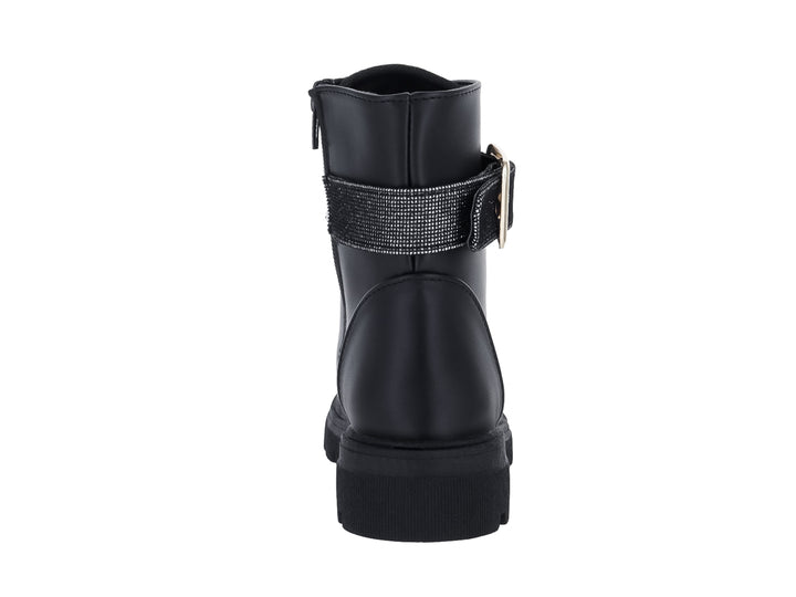 Bota negra con suela track, agujetas y correa con hebilla dorada y detalles brillantes.