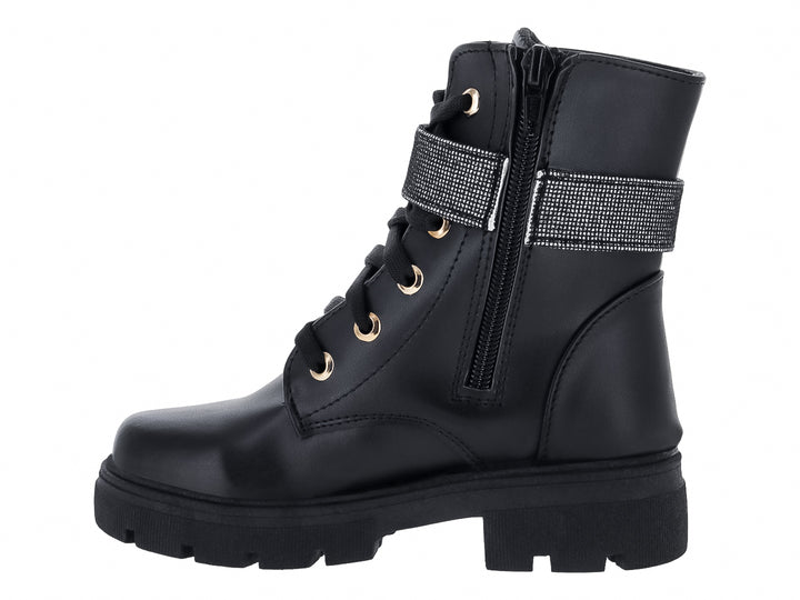Bota negra con suela track, agujetas y correa con hebilla dorada y detalles brillantes.