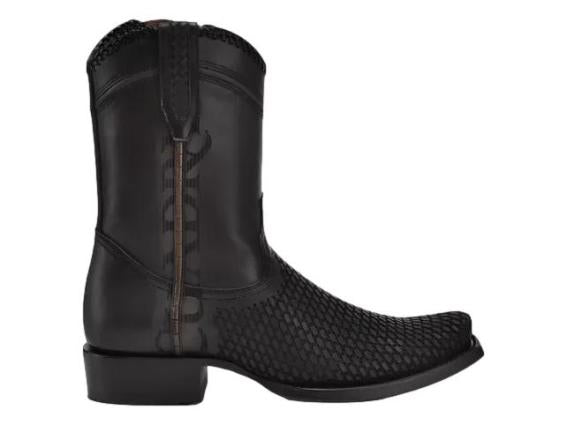 Bota de cuero color gris oscuro con textura escamada en la punta y tacón cuadrado.