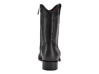 Bota de cuero color gris oscuro con textura escamada en la punta y tacón cuadrado.