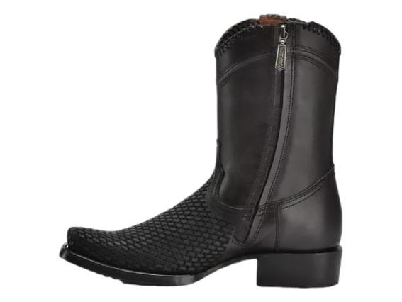 Bota de cuero color gris oscuro con textura escamada en la punta y tacón cuadrado.