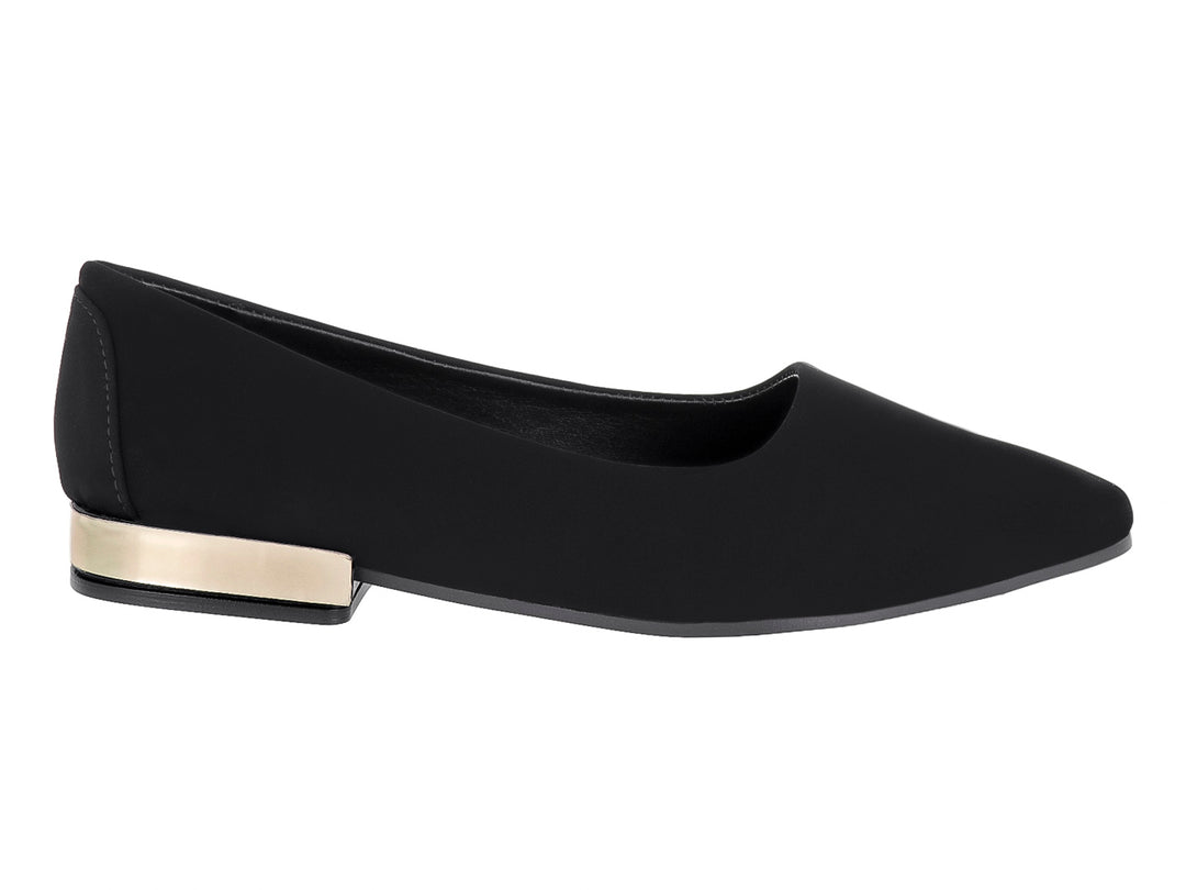 Zapato plano color negro para mujer con un detalle metálico dorado en el talón.