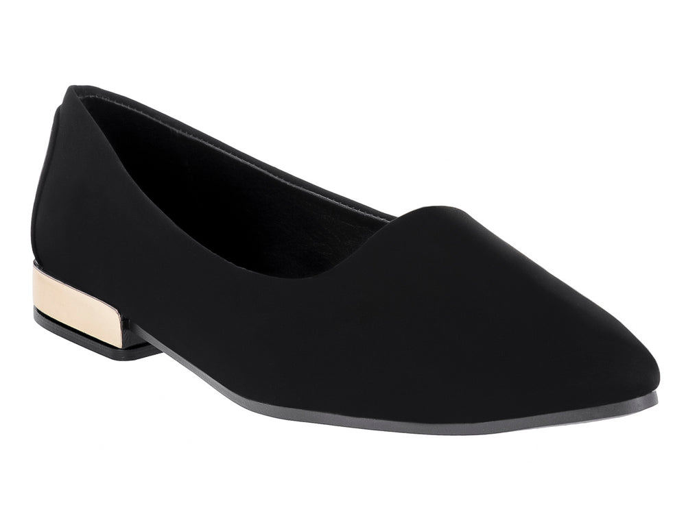 Zapato plano color negro para mujer con un detalle metálico dorado en el talón.
