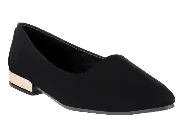 Zapato plano color negro para mujer con un detalle metálico dorado en el talón.