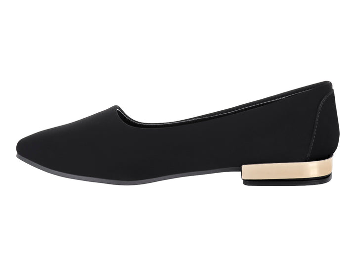 Zapato plano color negro para mujer con un detalle metálico dorado en el talón.