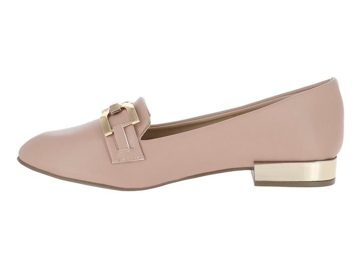 Zapato plano color maquillaje con detalle de hebilla y tacón bajo en color dorado.