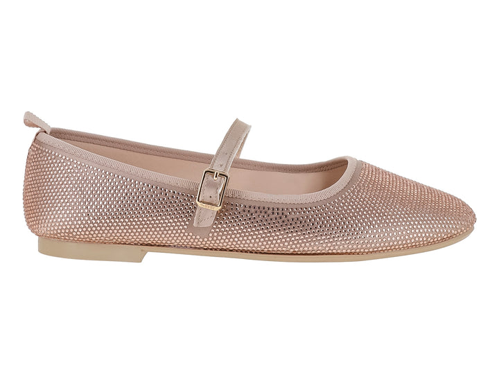 Zapato plano color beige brillante con correa y hebilla dorada para niña.