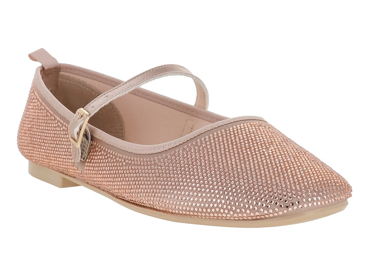 Zapato plano color beige brillante con correa y hebilla dorada para niña.