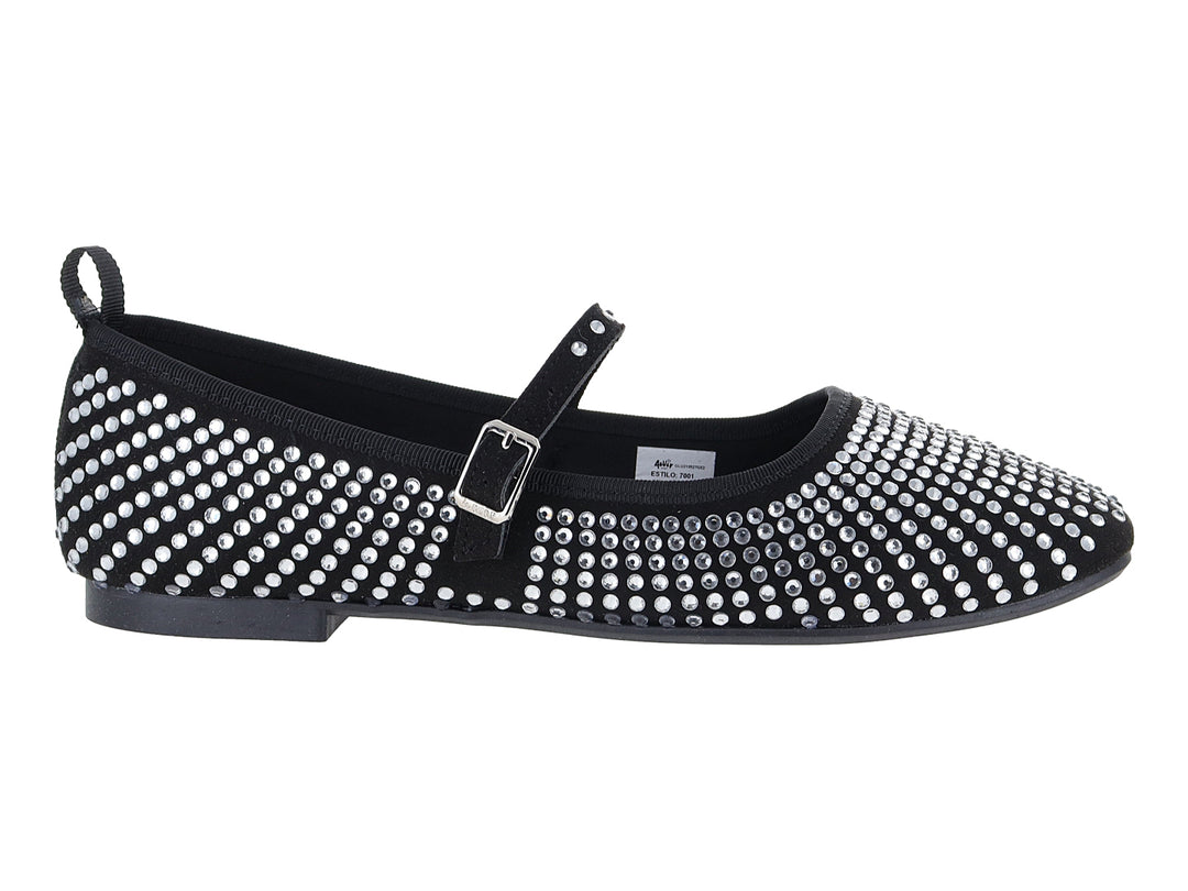 Zapato plano negro con pedrería brillante y correa con hebilla.