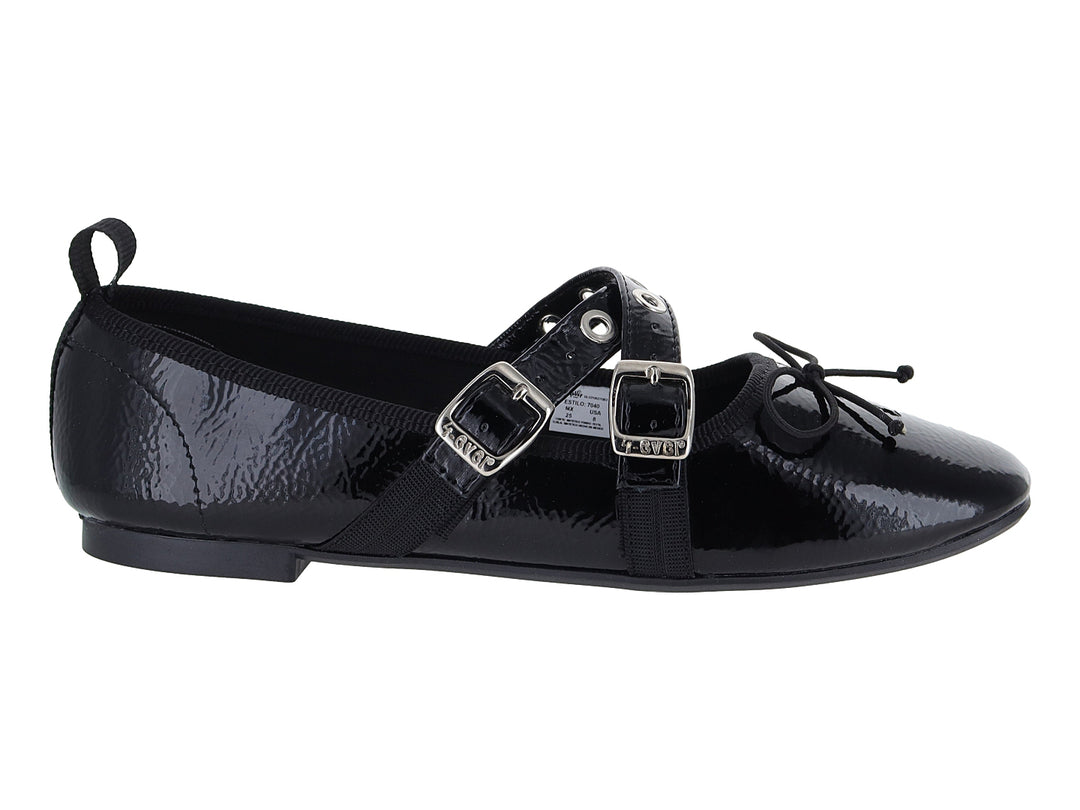 Zapato plano negro de charol arrugado con dos hebillas plateadas y un moño decorativo.