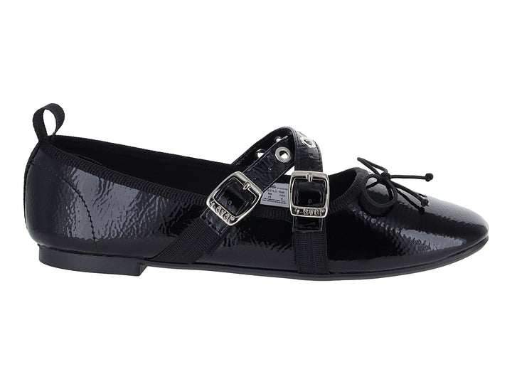 Zapato plano negro de charol arrugado con dos hebillas plateadas y un moño decorativo.