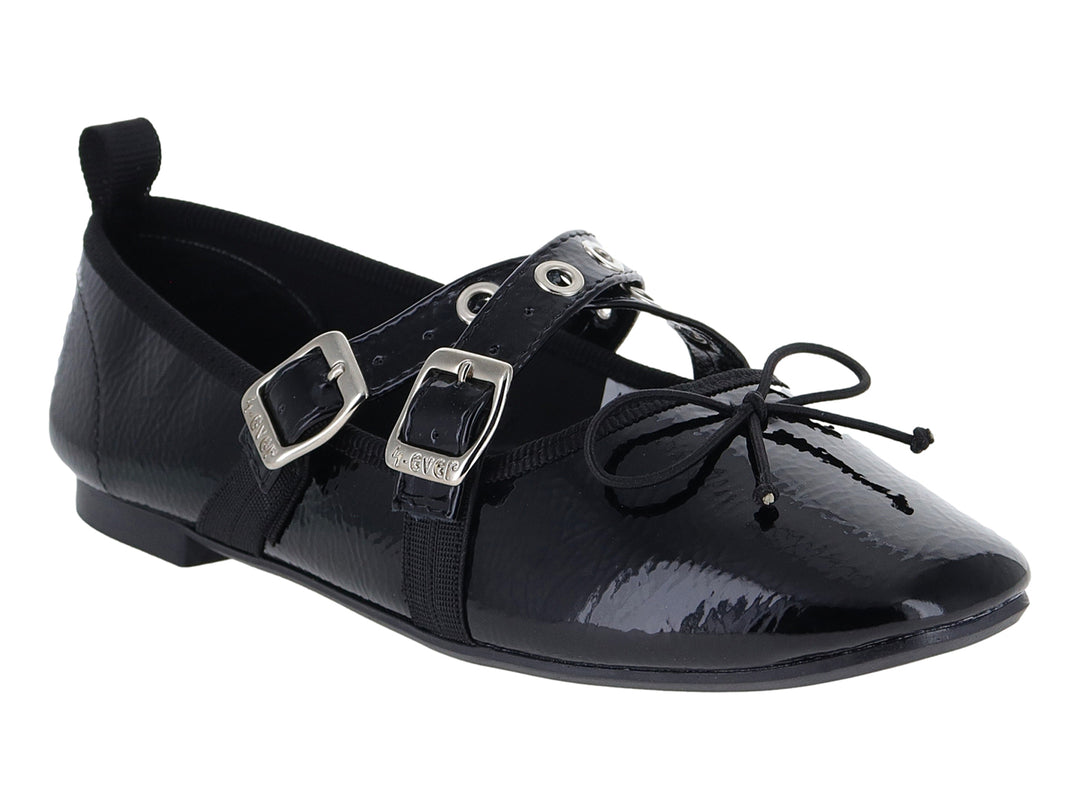 Zapato plano negro de charol arrugado con dos hebillas plateadas y un moño decorativo.