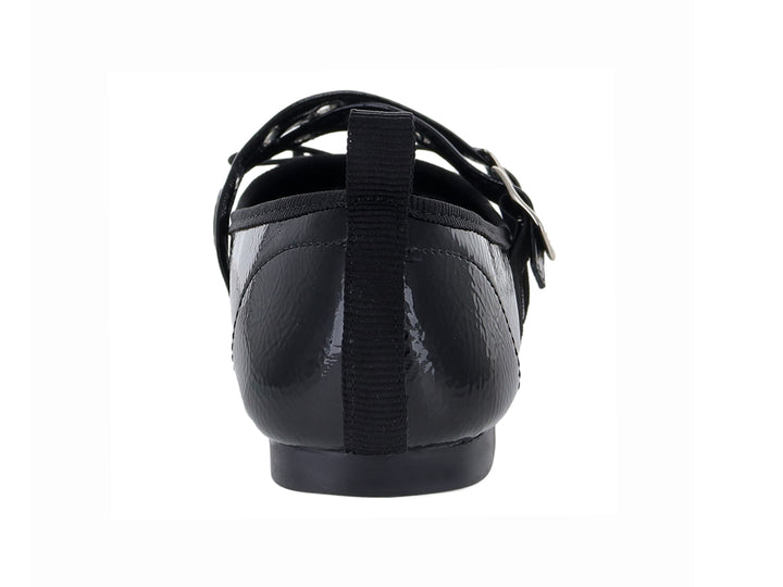 Zapato plano negro de charol arrugado con dos hebillas plateadas y un moño decorativo.