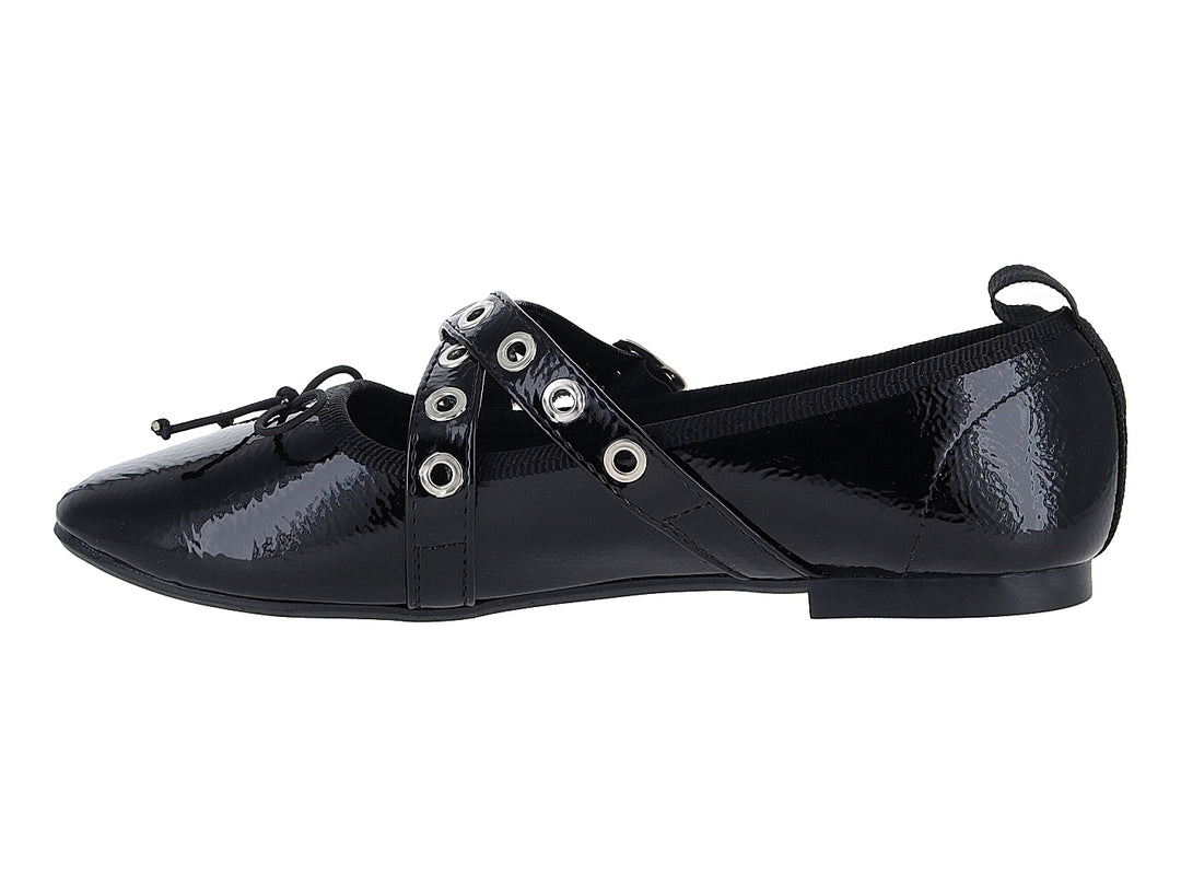 Zapato plano negro de charol arrugado con dos hebillas plateadas y un moño decorativo.