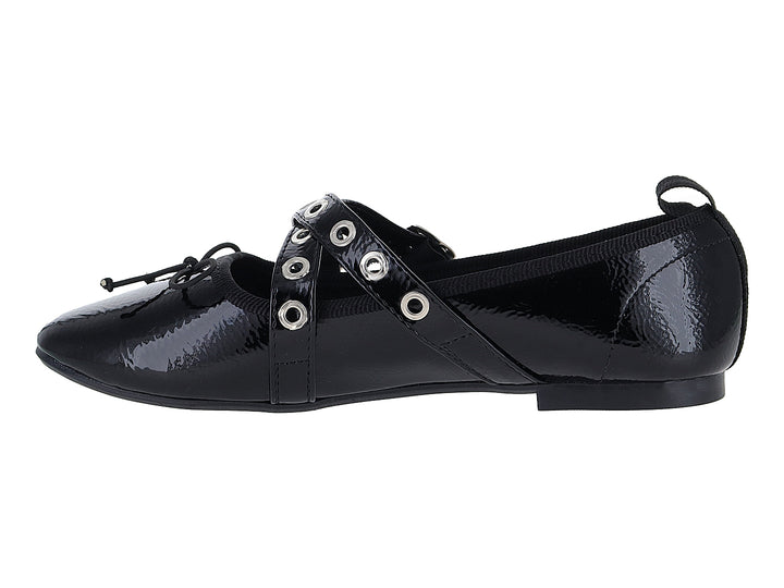Zapato plano negro de charol arrugado con dos hebillas plateadas y un moño decorativo.