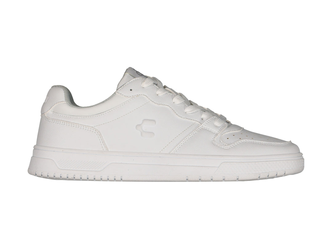 Tenis deportivos Charly de color blanco con suela blanca y cordones.