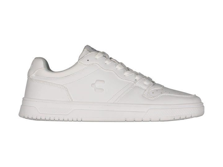 Tenis deportivos Charly de color blanco con suela blanca y cordones.
