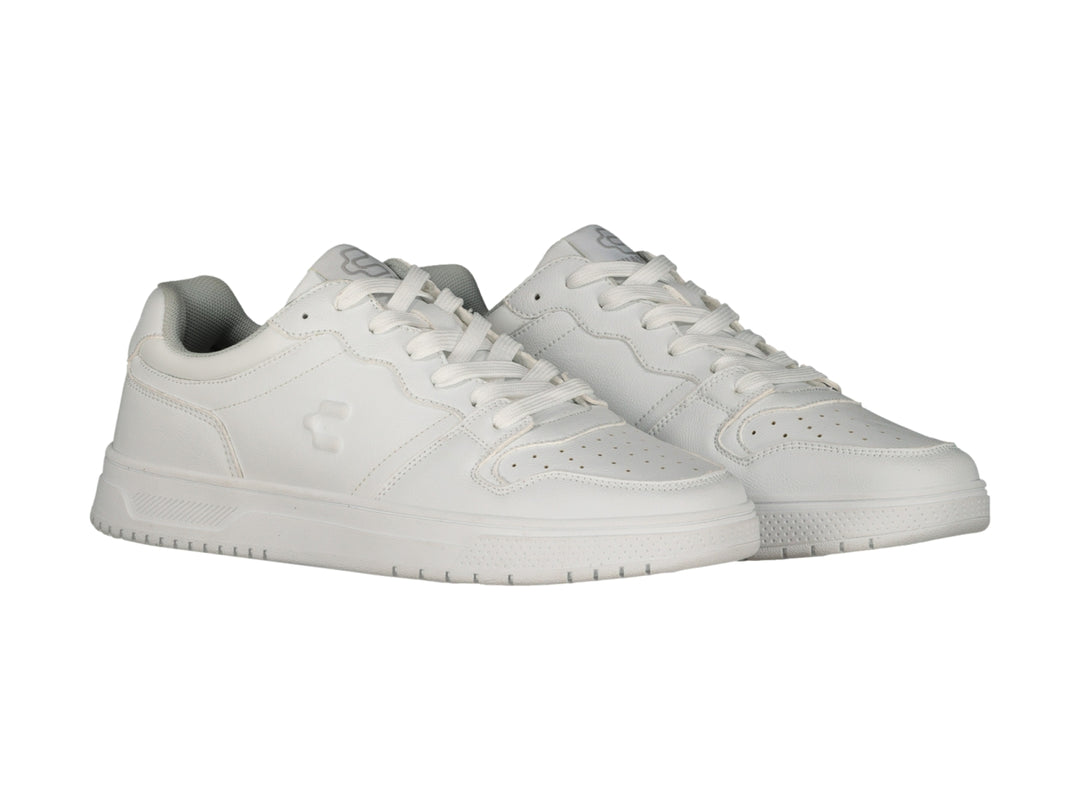 Tenis deportivos Charly de color blanco con suela blanca y cordones.