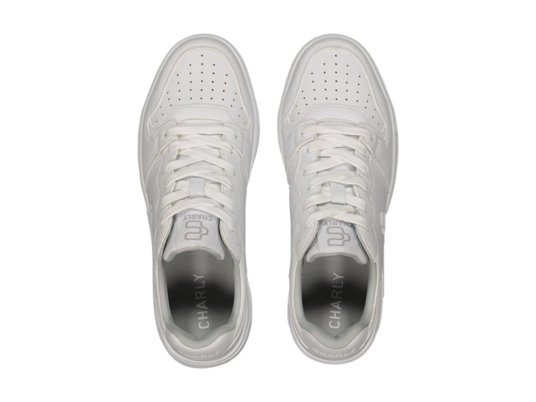 Tenis deportivos Charly de color blanco con suela blanca y cordones.