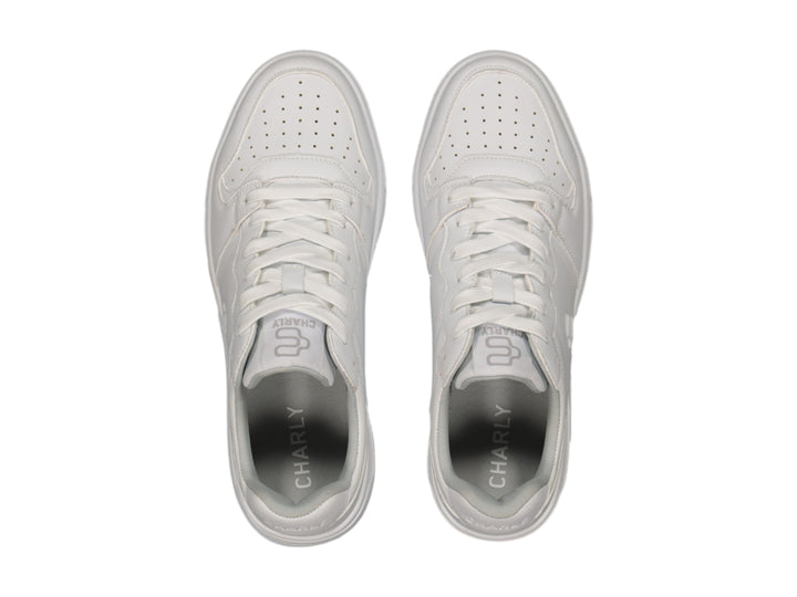 Tenis deportivos Charly de color blanco con suela blanca y cordones.