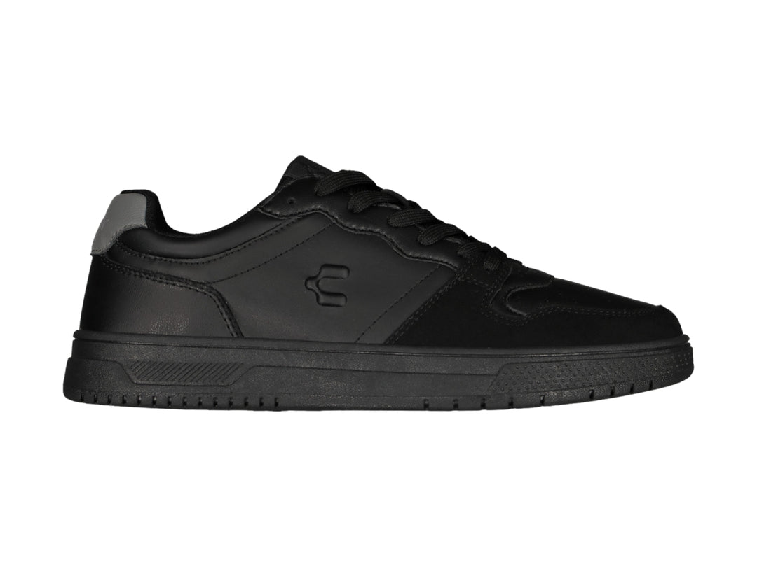 Tenis deportivos Charly de color negro con detalle gris en el talón y suela negra.