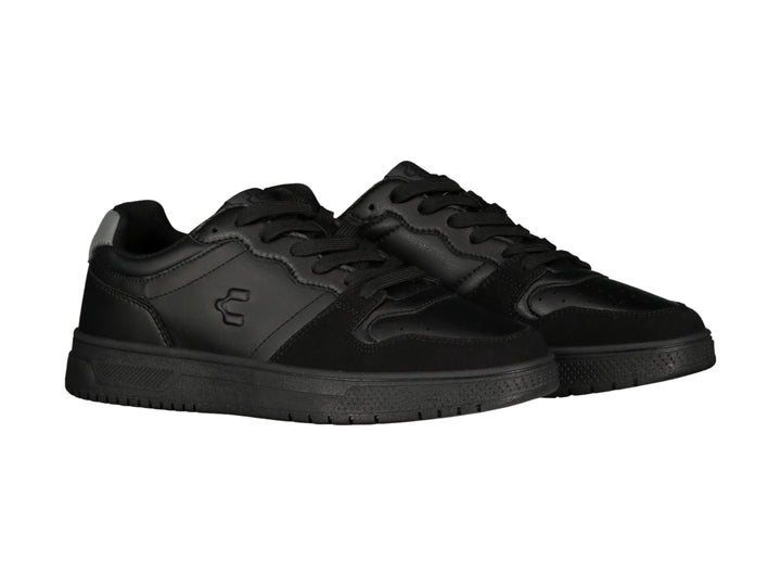 Tenis deportivos Charly de color negro con detalle gris en el talón y suela negra.