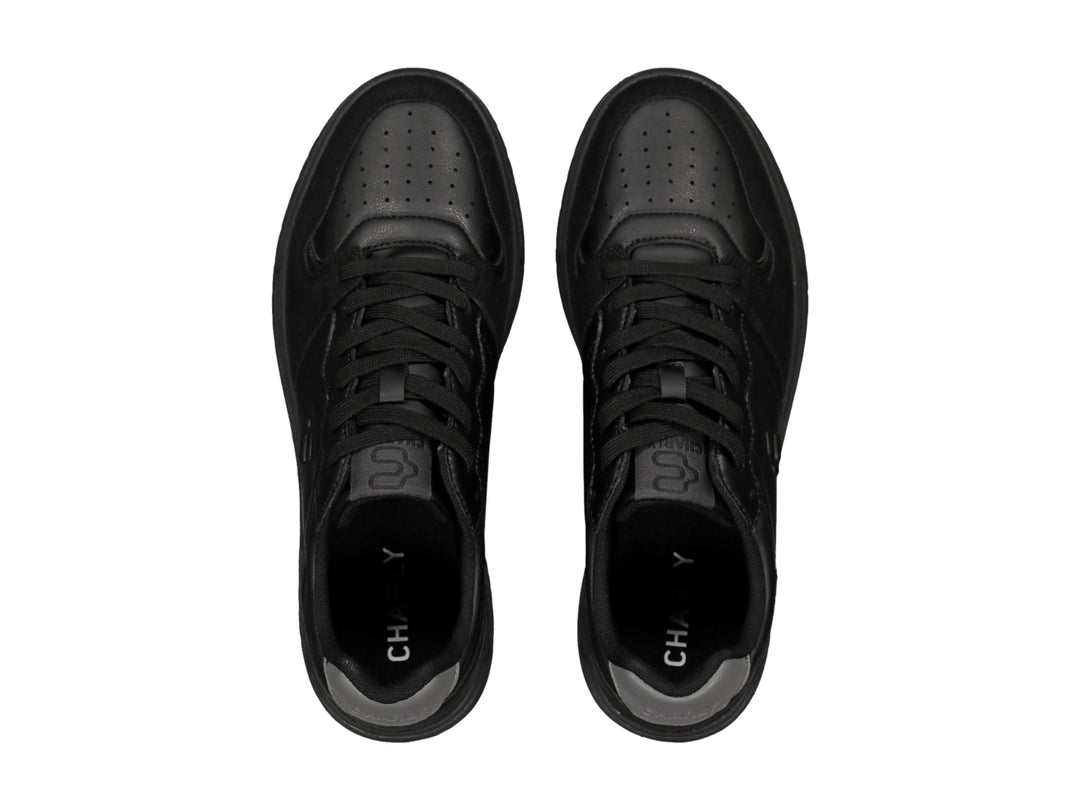 Tenis deportivos Charly de color negro con detalle gris en el talón y suela negra.