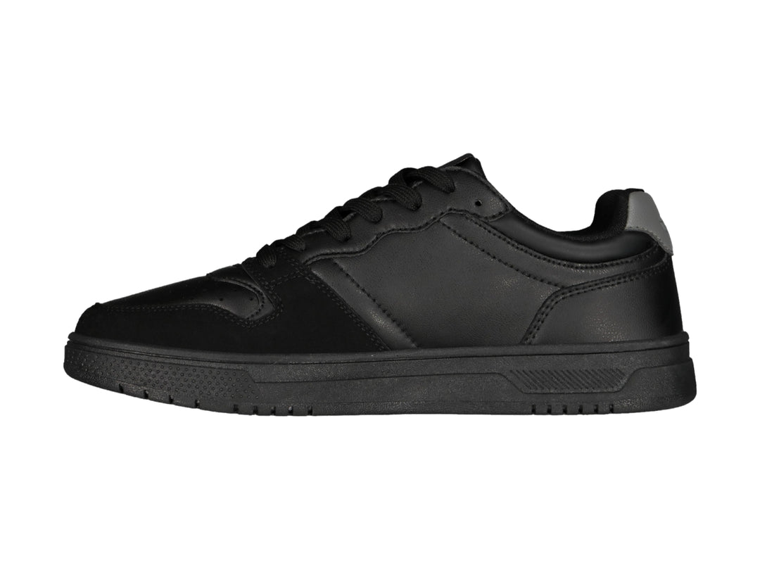 Tenis deportivos Charly de color negro con detalle gris en el talón y suela negra.