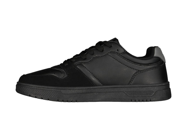 Tenis deportivos Charly de color negro con detalle gris en el talón y suela negra.