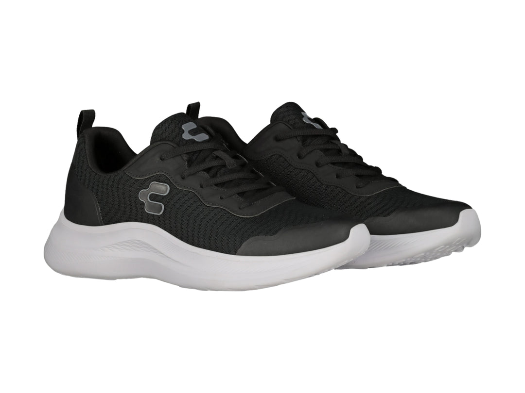 Tenis deportivos Charly color negro con suela blanca y tejido de malla.