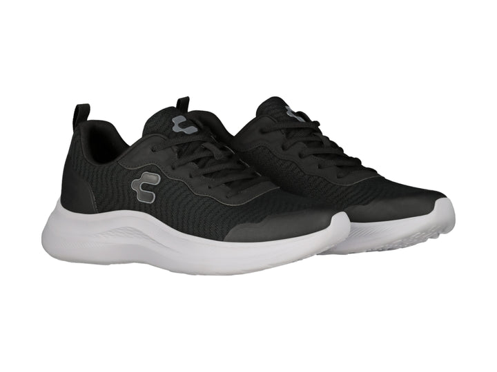 Tenis deportivos Charly color negro con suela blanca y tejido de malla.